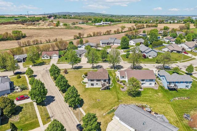 809 Brookstone Crest, Mount Horeb, WI 53572