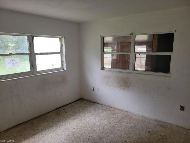 1270 Pinecrest ST, North Fort Myers, FL 33903