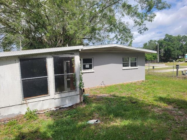 1270 Pinecrest ST, North Fort Myers, FL 33903