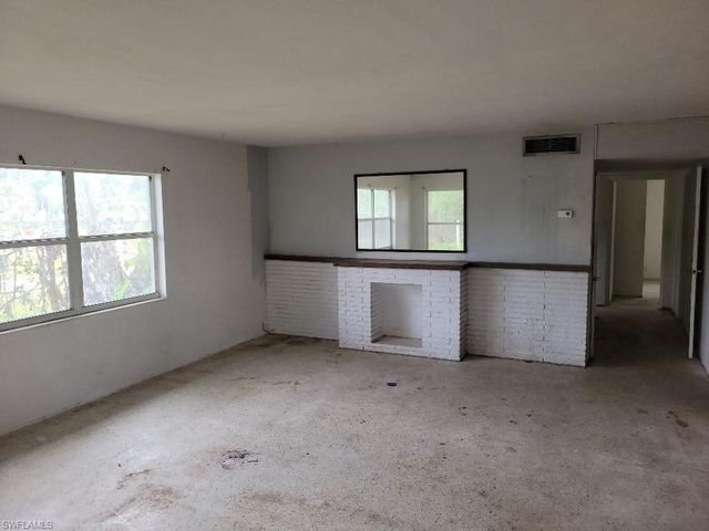 1270 Pinecrest ST, North Fort Myers, FL 33903