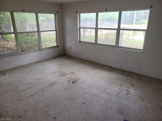 1270 Pinecrest ST, North Fort Myers, FL 33903