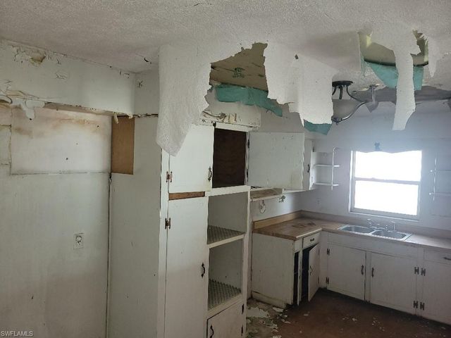 1270 Pinecrest ST, North Fort Myers, FL 33903
