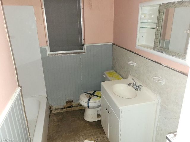 1270 Pinecrest ST, North Fort Myers, FL 33903