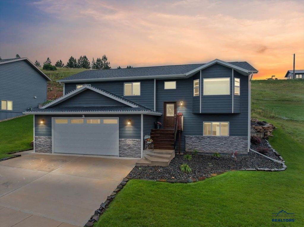 2639 MEADOWS DR, Sturgis, SD 57785