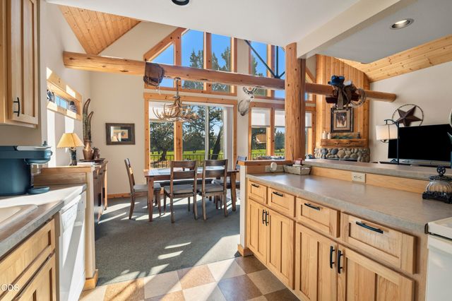 1490 Red Wing Loop, Redmond, OR 97756