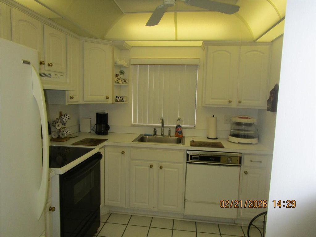 9350 Sunrise Lakes Boulevard 103, Sunrise, FL 33322