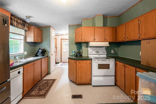 128-129 Oak Trails Pass, Leicester, NC 28748