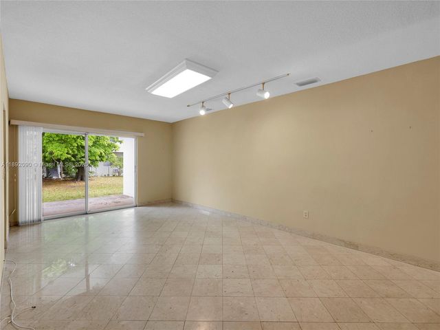 1109 Biarritz Dr, Miami Beach, FL 33141