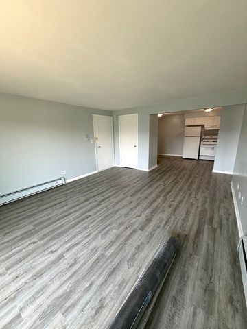 2500 Mark Thomas Lane 8A, Hanover Park, IL 60133