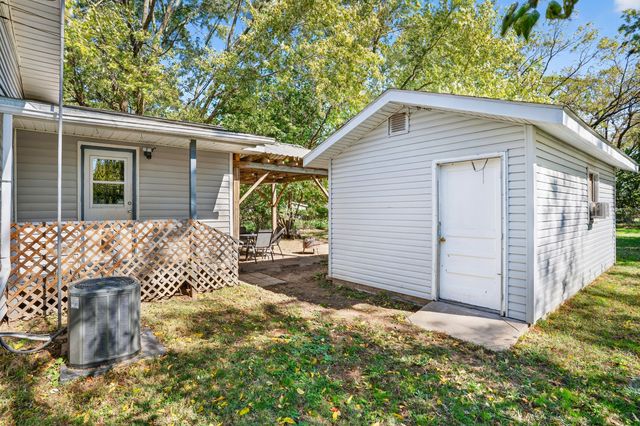 922 S Oak Avenue, Aurora, MO 65605