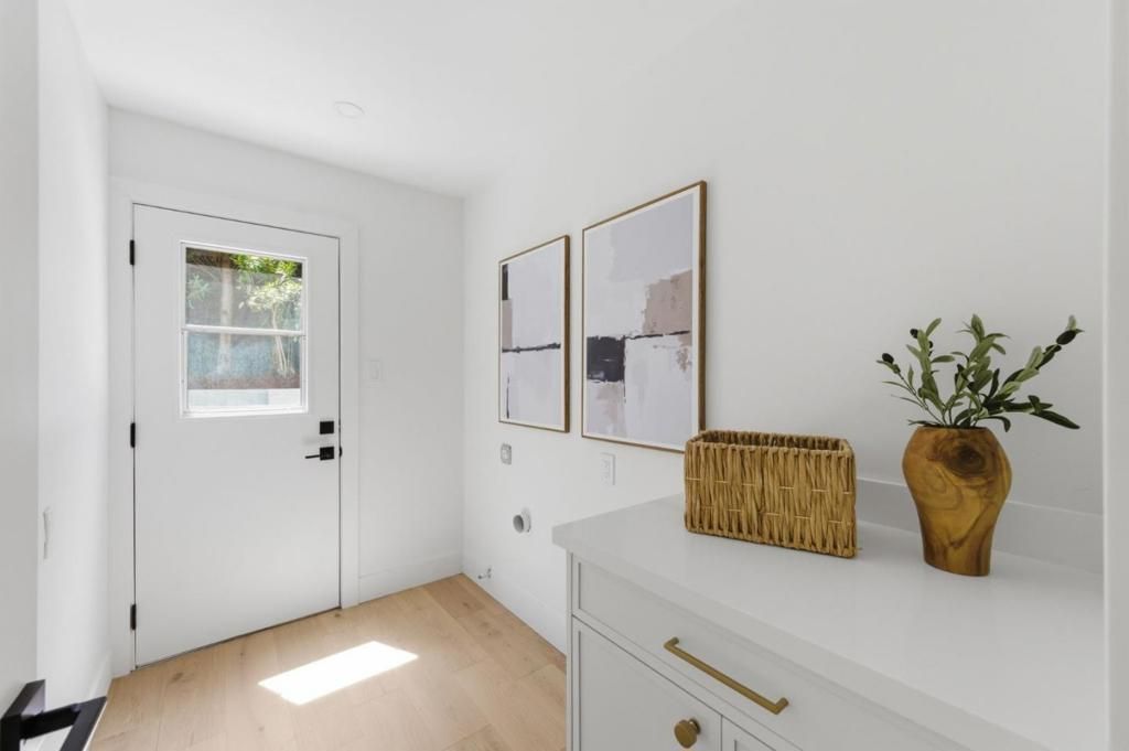 Image 15 of property listing at 1100 Greenbrier Road, San Carlos, CA 94070