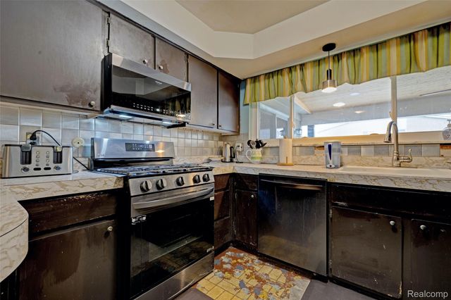 8704 Edna Drive, Warren, MI 48093