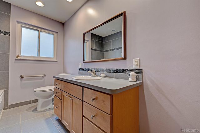 8704 Edna Drive, Warren, MI 48093