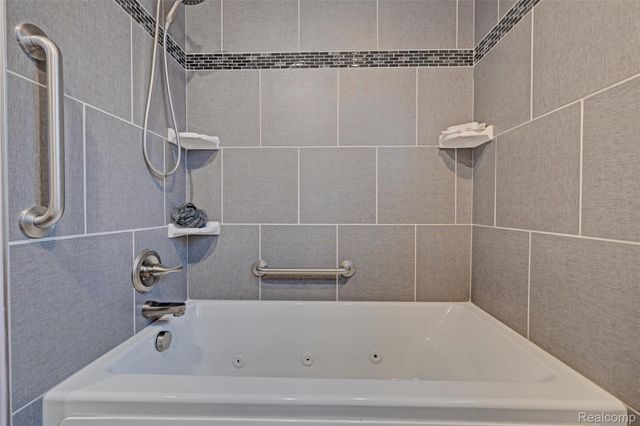 8704 Edna Drive, Warren, MI 48093