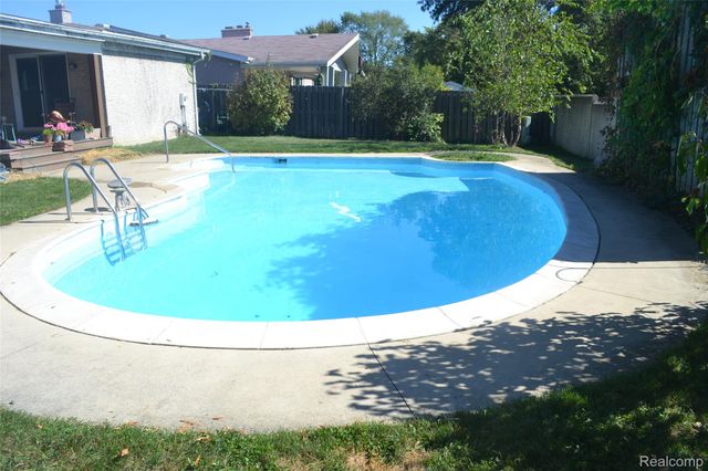 8704 Edna Drive, Warren, MI 48093