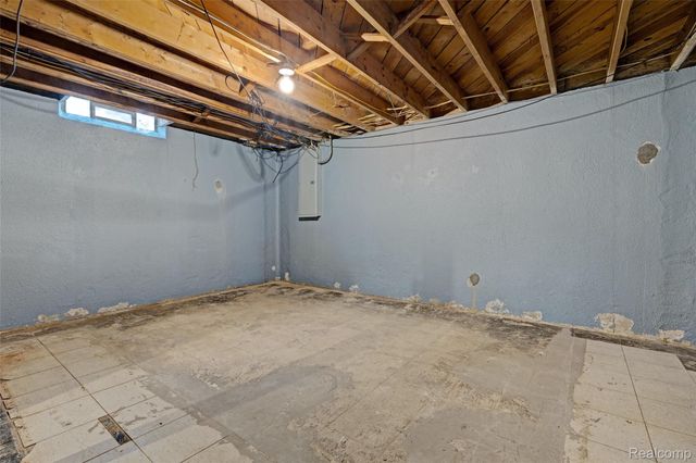 8704 Edna Drive, Warren, MI 48093