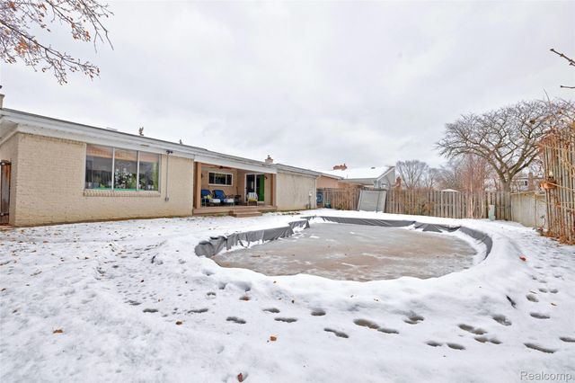 8704 Edna Drive, Warren, MI 48093