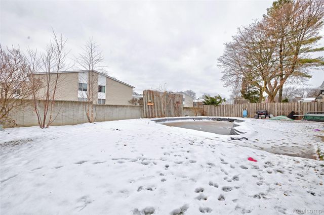 8704 Edna Drive, Warren, MI 48093