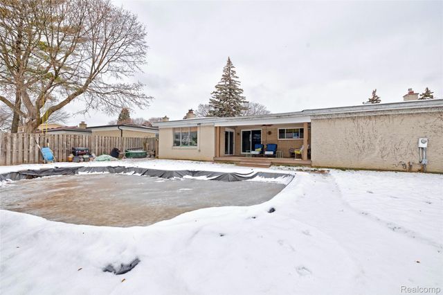 8704 Edna Drive, Warren, MI 48093