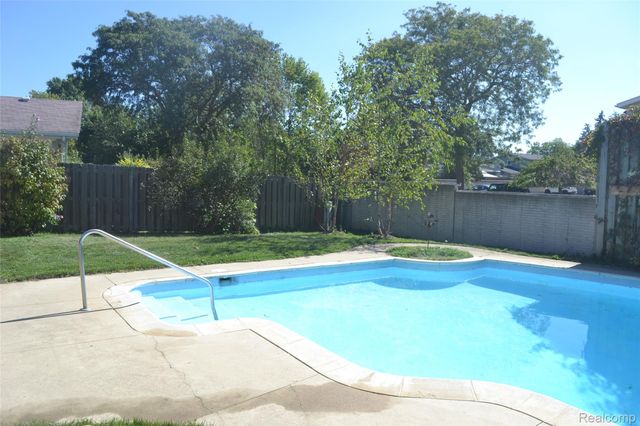 8704 Edna Drive, Warren, MI 48093