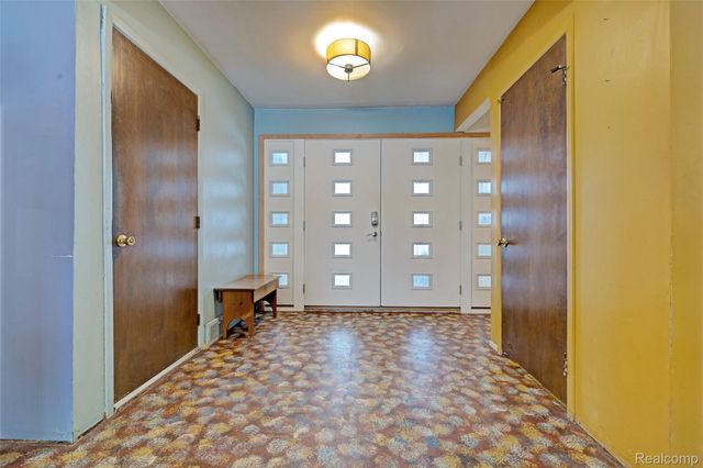 8704 Edna Drive, Warren, MI 48093