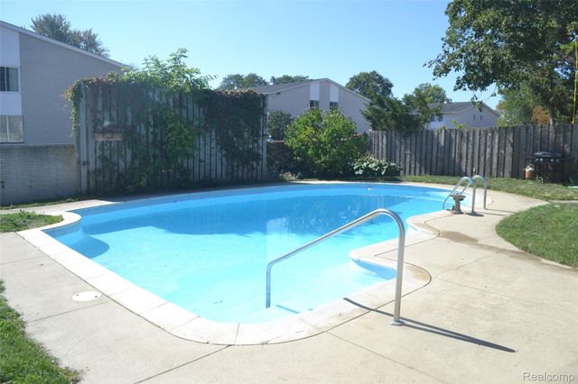 8704 Edna Drive, Warren, MI 48093