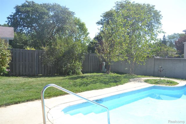 8704 Edna Drive, Warren, MI 48093