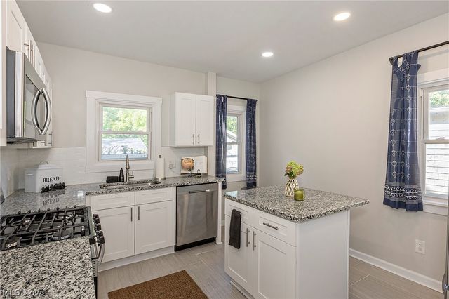 2588 Queenston Road, Cleveland Heights, OH 44118