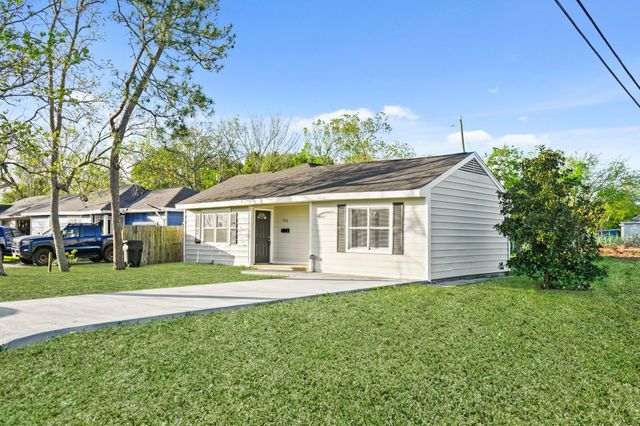 702 S Nugent Street, La Porte, TX 77571