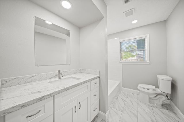 702 S Nugent Street, La Porte, TX 77571