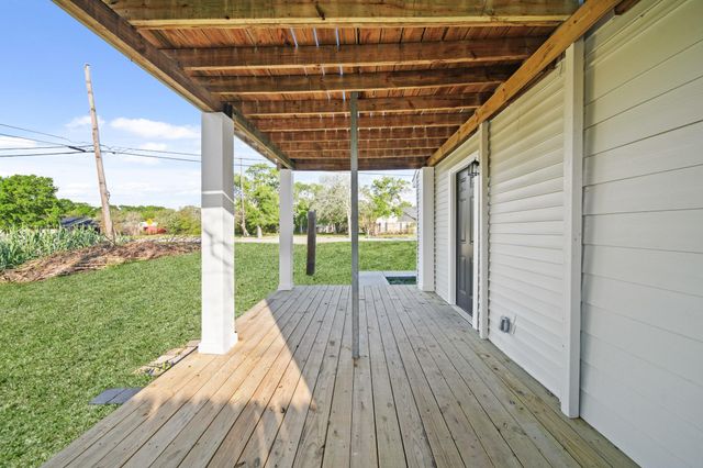 702 S Nugent Street, La Porte, TX 77571