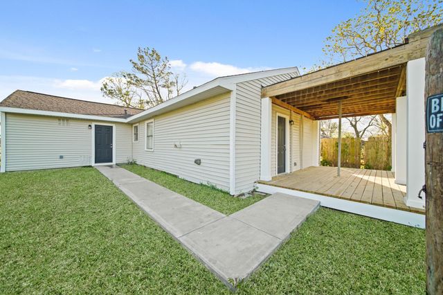 702 S Nugent Street, La Porte, TX 77571