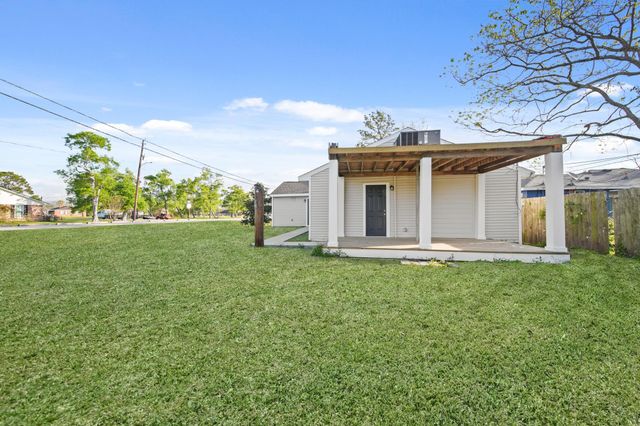 702 S Nugent Street, La Porte, TX 77571