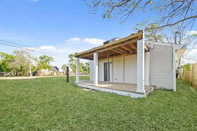 702 S Nugent Street, La Porte, TX 77571