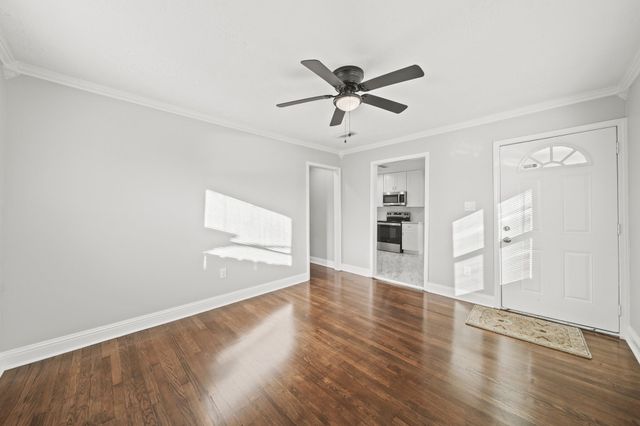 702 S Nugent Street, La Porte, TX 77571