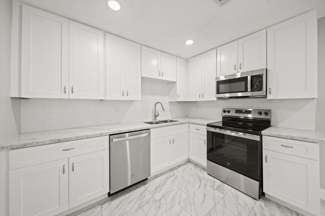 702 S Nugent Street, La Porte, TX 77571