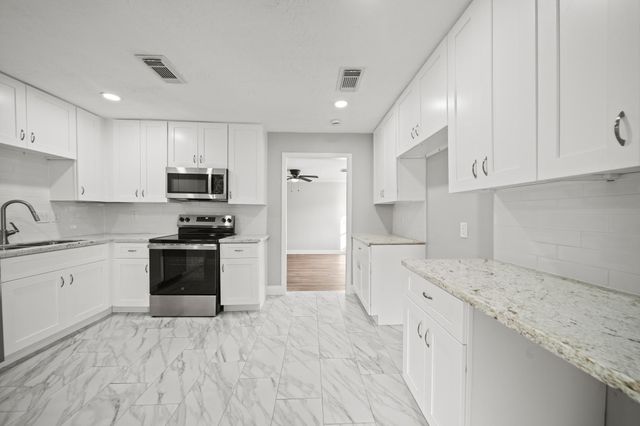 702 S Nugent Street, La Porte, TX 77571