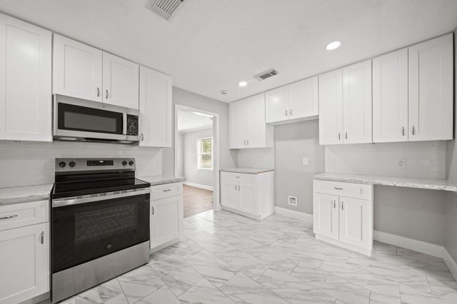 702 S Nugent Street, La Porte, TX 77571