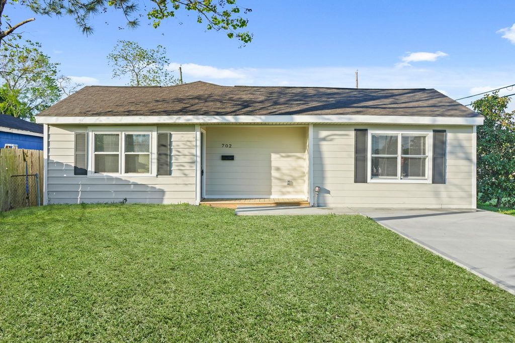 702 S Nugent Street, La Porte, TX 77571