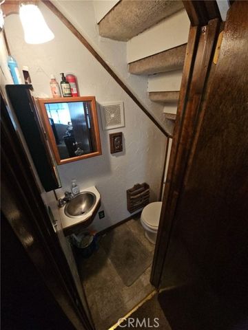 33076 Robin Ln, Running Springs, CA 92308