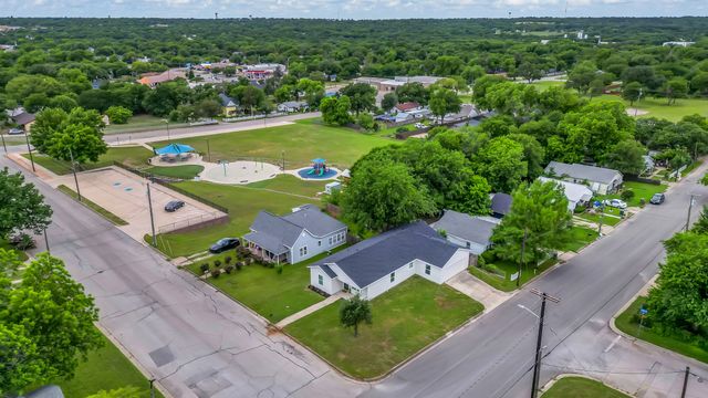 1415 N Elm Street, Weatherford, TX 76086