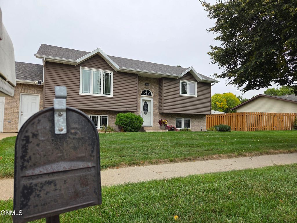 1718 Billings Drive, Bismarck, ND 58504 photo 2