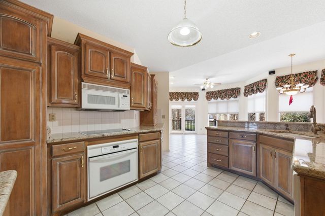 1367 N Hickory Creek ct, Wichita, KS 67235