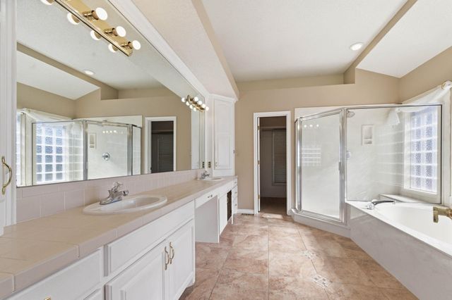 1367 N Hickory Creek ct, Wichita, KS 67235