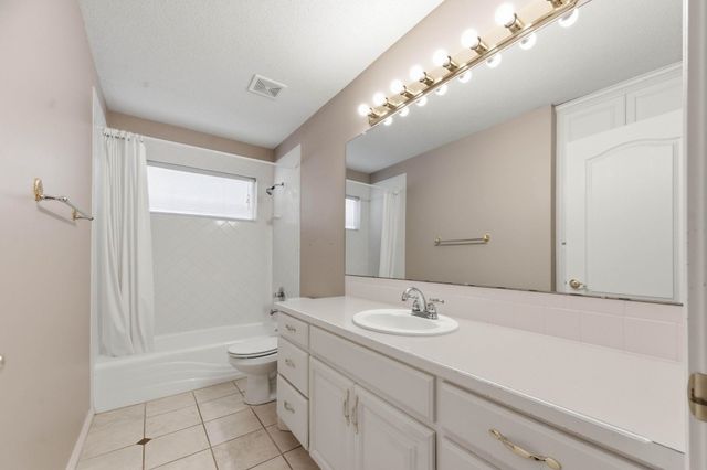 1367 N Hickory Creek ct, Wichita, KS 67235