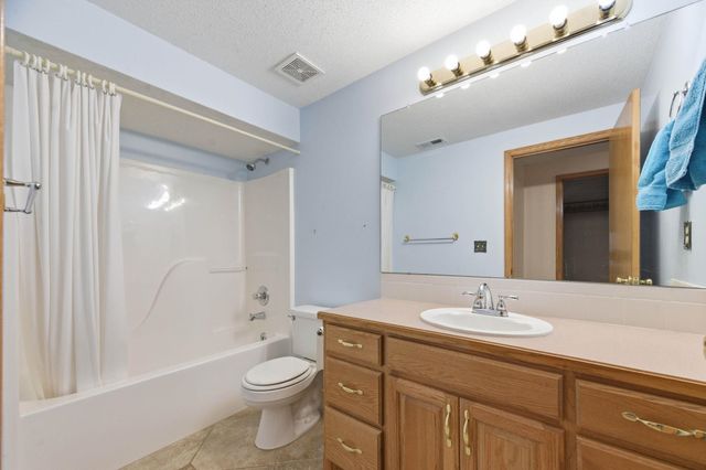 1367 N Hickory Creek ct, Wichita, KS 67235