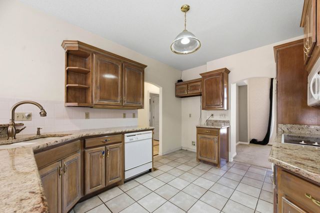 1367 N Hickory Creek ct, Wichita, KS 67235