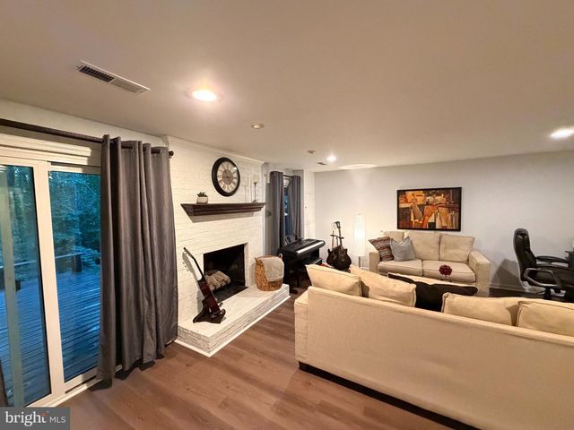 8834 SURVEYORS PL, Springfield, VA 22151