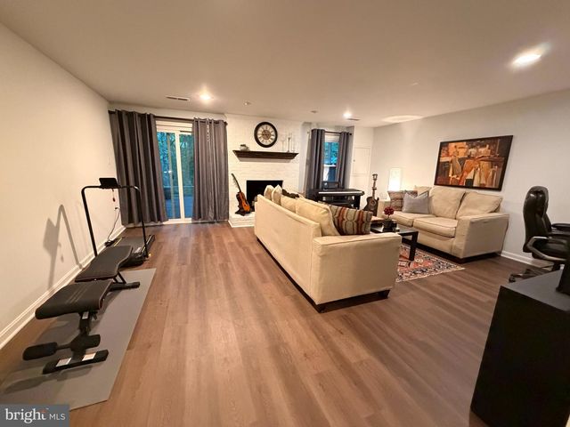 8834 SURVEYORS PL, Springfield, VA 22151