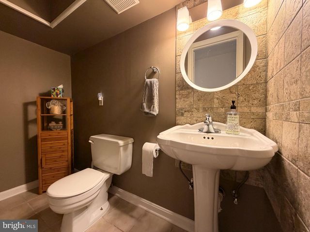 8834 SURVEYORS PL, Springfield, VA 22151